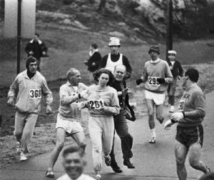 Kathrine Switzer, corriendo la Maratón de Boston en 1967, cuando el director de la carrera intento obligarla a retirarse