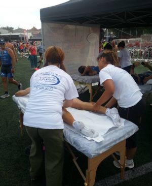 Masajistas del Instituto de Enseñanza Profesional con corredores tras una carrera