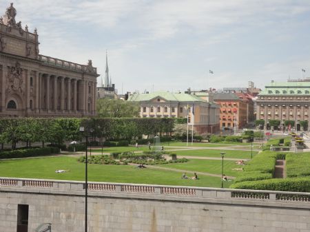 Mientras corremos por Estocolmo, también podemos admirar muchos de sus edificios emblemáticos