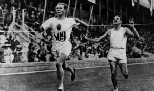 El finlandés Hannes Kolehmanainen disputándose la victoria con el francés Jean Bouin en los 5.000 metros de los Juegos Olímpicos de 1912