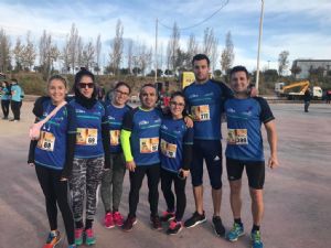 Grupo de corredores del equipo EuroTaller Theodora en una carrera popular