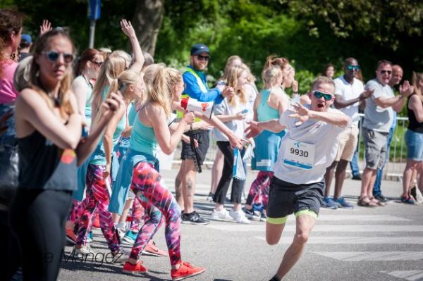 Personas animando en una carrera