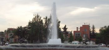 Fuente de los Delfines, en la Plaza República Argentina de Madrid