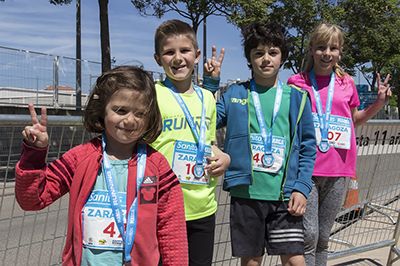 Medallas para todos en carreras infantiles