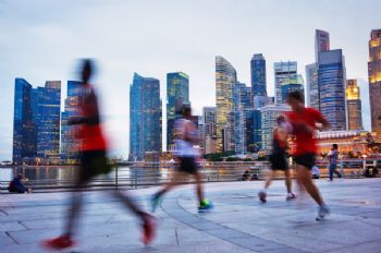 Corredores en una gran ciudad